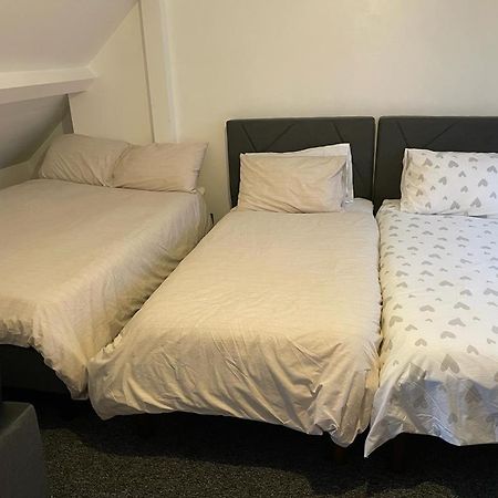 לונדון One Room To Stay With Fantastic Host מראה חיצוני תמונה